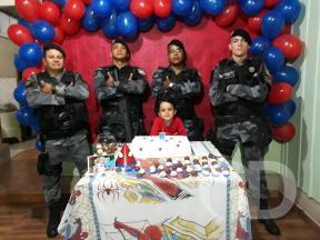 Policiais militares festa de aniversário do Nicolas