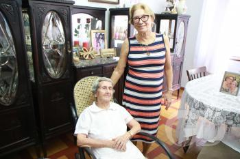 Dona Maria com uma das filhas 