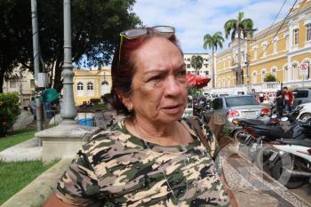 Julia Siqueira frequenta missa na Catedral 