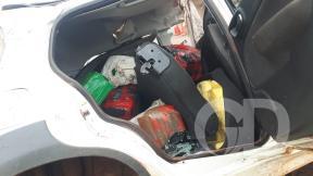 Uno cheio de droga capota na BR-163