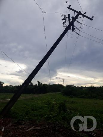 Postes caem ap&oacute;s temporal em VG