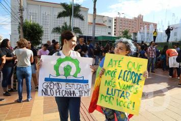  Isabele Ferreira e Amanda silva Manifesta&ccedil;&atilde;o / UFMT / Cortes na Educa&ccedil;&atilde;o IFMT