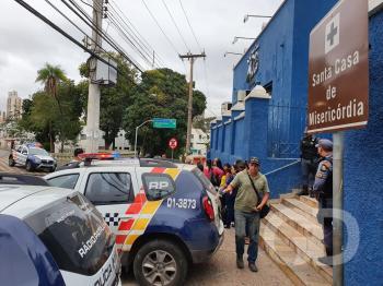 Funcion&aacute;rios da Santa Casa voltam a protestar