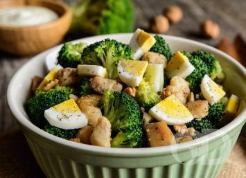 Salada de br&oacute;colis cozido