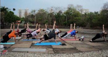 yoga movimento no parque
