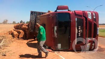 Carreta tombada em Sinop