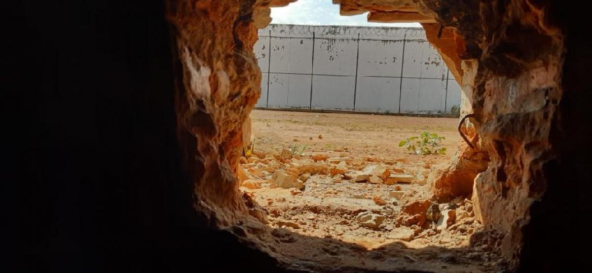 Presos abrem buraco na parede e tentam fugir da Penitenciária Mata Grande
