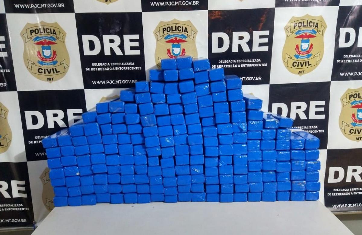 Polícia sente cheiro forte e encontra 192 tabletes de maconha na garagem de casa