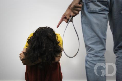 Homem é preso por bater na esposa advogada de cinto e oferecer dinheiro a policiais - Vimarsana News