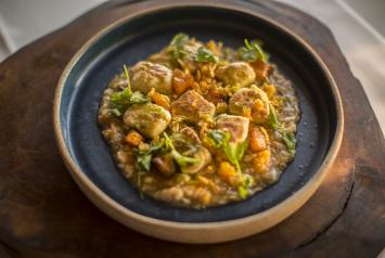 Pintado assado com vinagrete de manga e banana