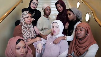 Trecho do videoclipe de Wrap My Hijab, da rapper M