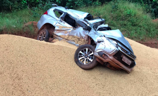 Mulher presa em carro esmagado 