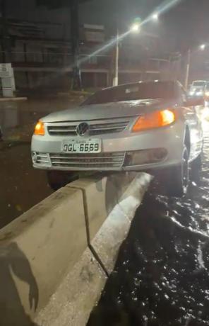Carro sobe em mureta em Cuiab&aacute;