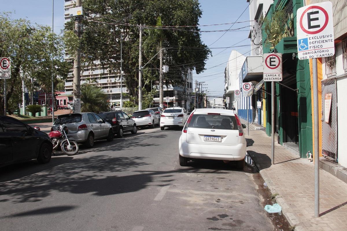 Para caminhão de empresa privada estacionar, homem tira placa de