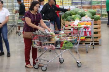 Senhora com carrinho de compra