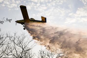 Avião combate incêndio 