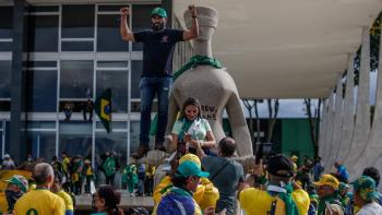 débora do batom 8 de janeiro 