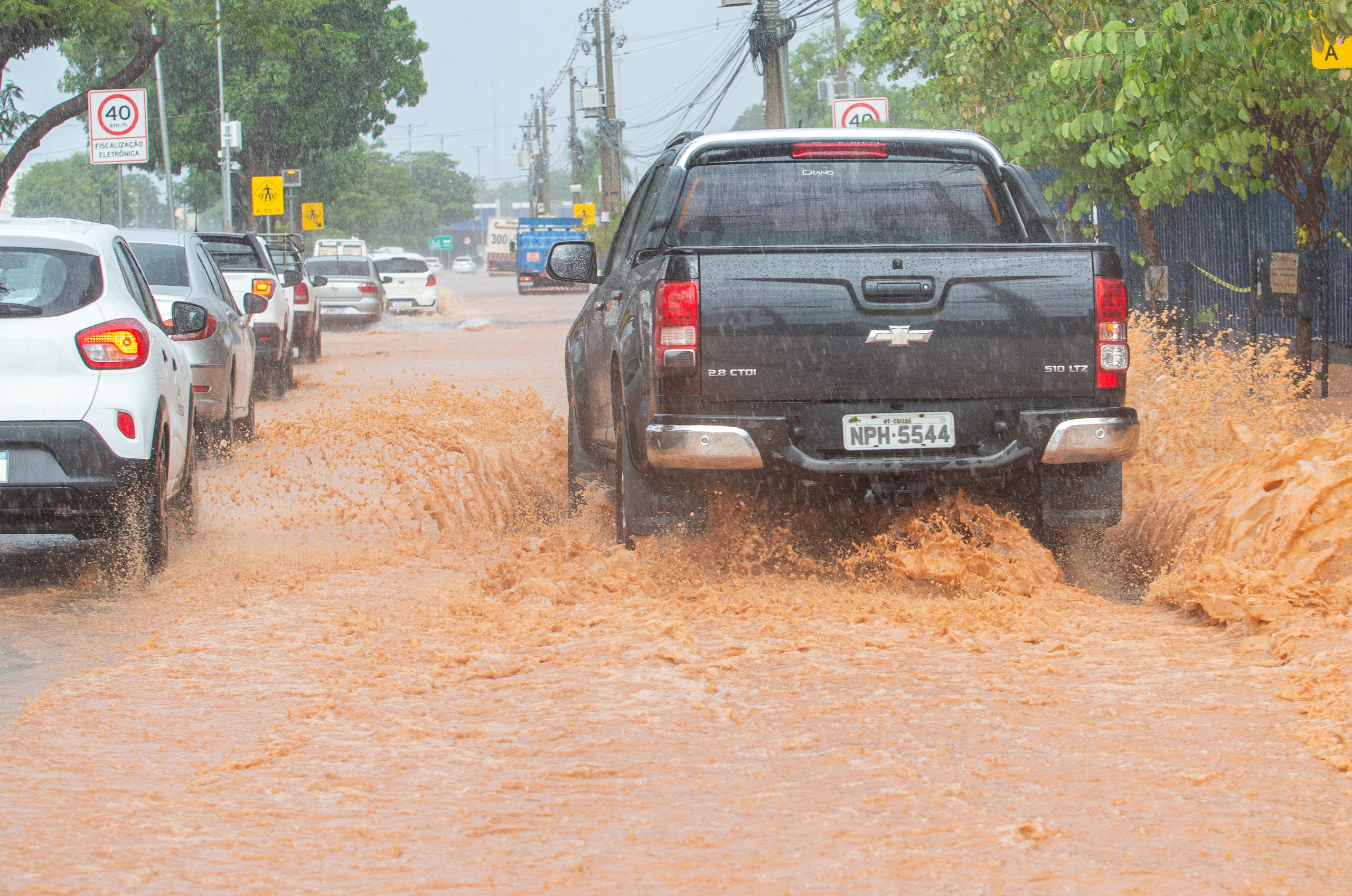 beira rio alagada carro 