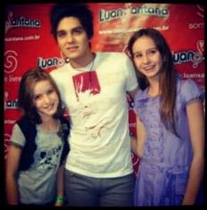 Irm&atilde;s Let&iacute;cia e Larissa Neiverth f&atilde;s Luan Santana