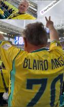 Com camisa personalizada, Maggi acompanha jogo entre Brasil e Escócia