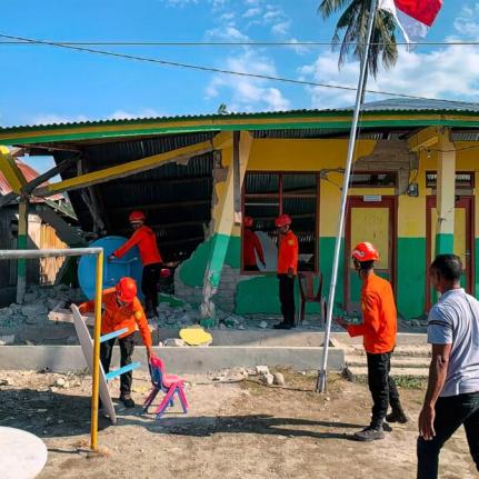 HANDOUT / INDONESIA’S NATIONAL SEARCH AND RESCUE A