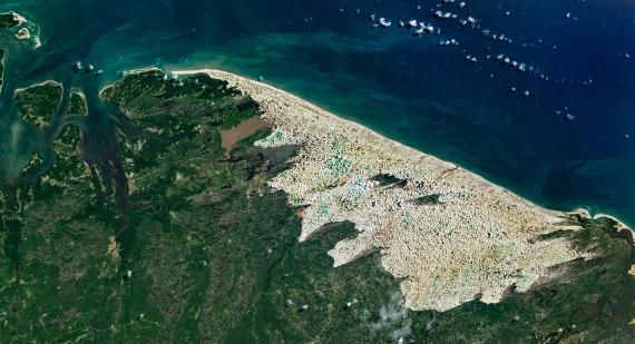 NASA Earth Observatory/Michala Garrison